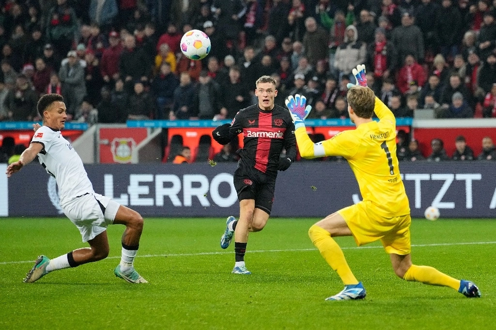 Florian Wirtz (centro) marcó el tercer gol del Bayer Leverkusen ante Eintracht Frankfurt. Foto Ap