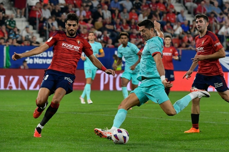 El polaco, Robert Lewandowski, marcó ante Osasuna su segundo gol en La Liga. Foto Ap