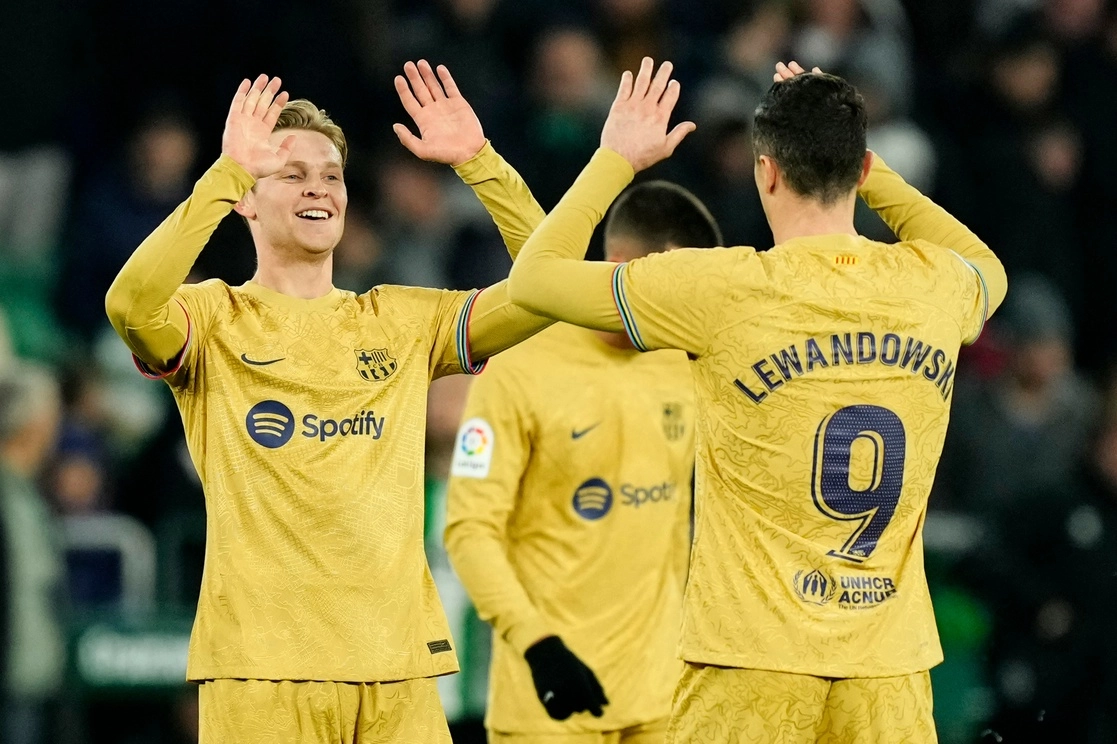 Frenkie de Jong celebra la anotación de Robert Lewandowski. Foto Ap