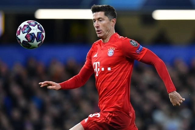 El polaco Robert Lewandowski se fracturó la tibia cerca de la articulación de la rodilla izquierda durante la victoria 3-0 sobre Chelsea en Londres en la ida de octavos de final de la ‘Champions’. Foto Afp
