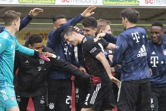 Robert Lewandowski igualó el récord histórico de 40 goles en una temporada de Bundesliga, establecido en 1971-72 por el legendario Gerd Müller, con la misma camiseta del Bayern Múnich. Foto  Tom Weller / Dpa vía Ap