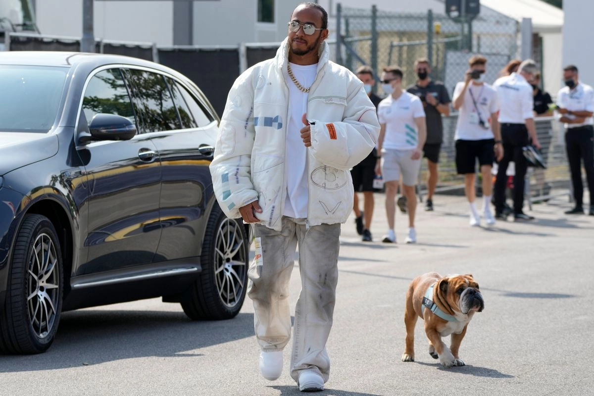 El piloto Lewis Hamilton y su perro Roscoe a su llegada al circuito de Monza, en Italia, en imagen de archivo. Foto 