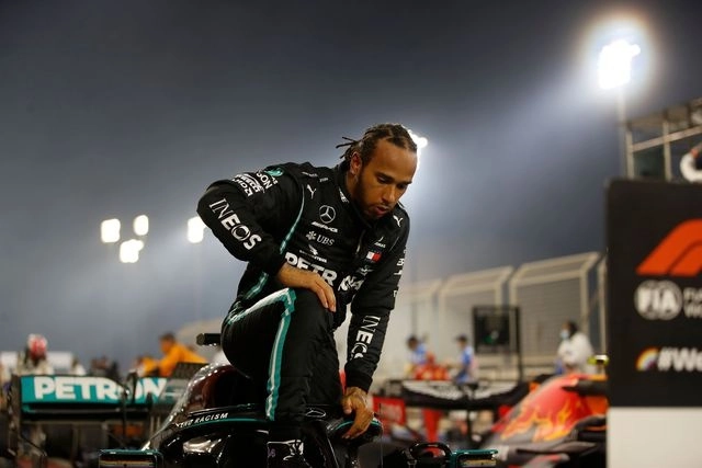 Lewis Hamilton desciende del monoplaza Mercedes luego de llegar primero en el GP de Bahrein. Foto Afp
