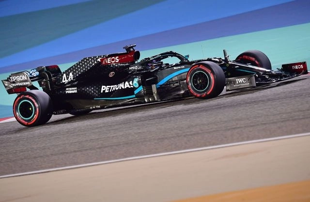 En el monoplaza Mercedes, Lewis Hamilton dio la vuelta más rápida en el circuito para hacerse con la ‘Pole Position’ en el GP de Baréin. Foto Afp