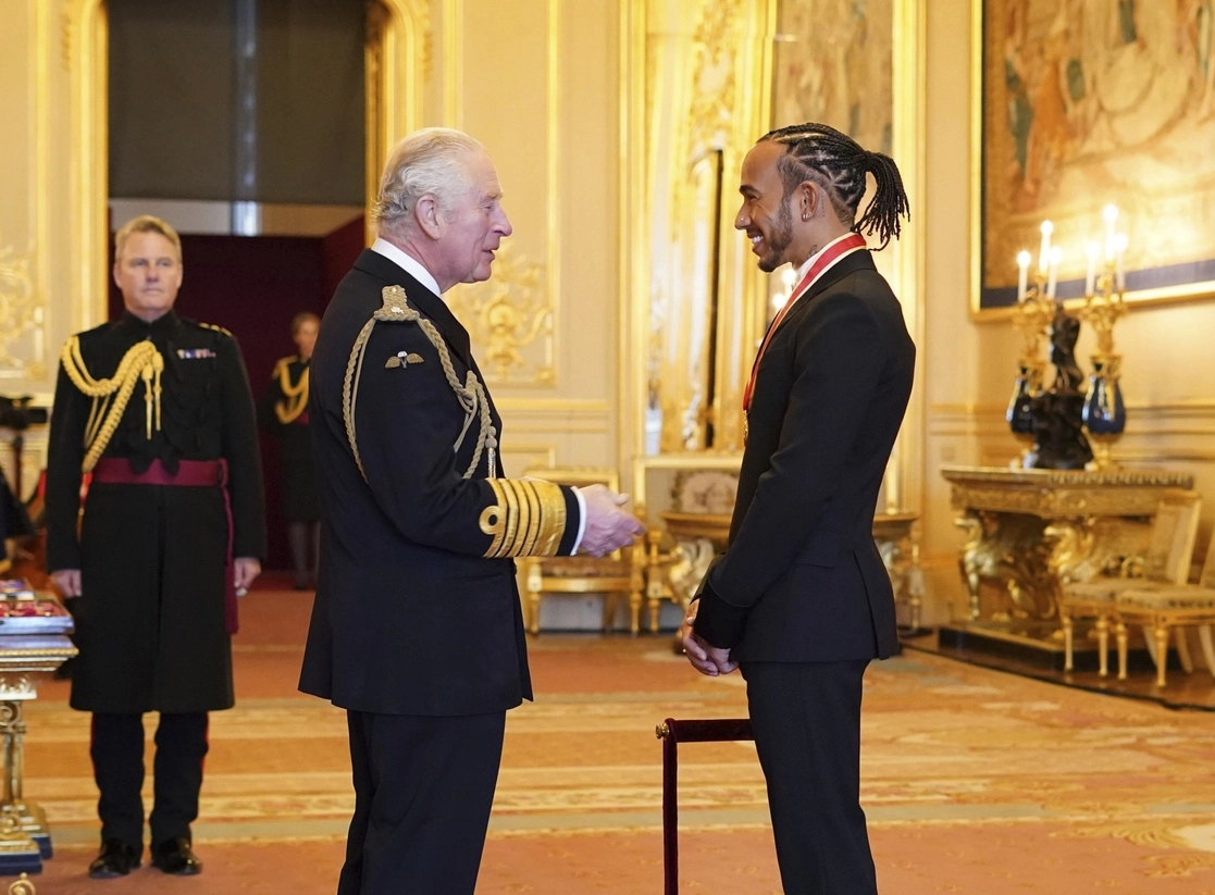 El piloto británico fue nombrado caballero por el príncipe Carlos durante una ceremonia de investidura en el Castillo de Windsor, el 15 de diciembre de 2021. Foto Pa vía Ap