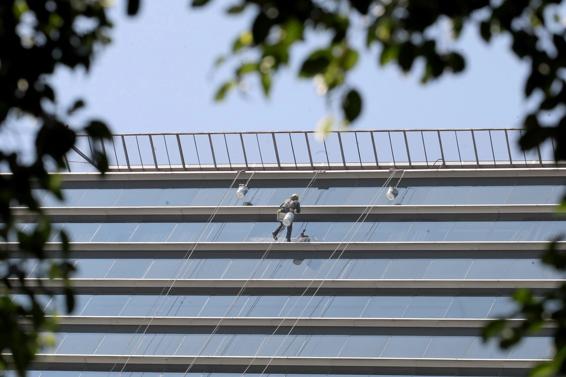 Un trabajador contratado bajo el régimen de ‘outsourcing’. Foto Roberto García Ortiz / Archivo
