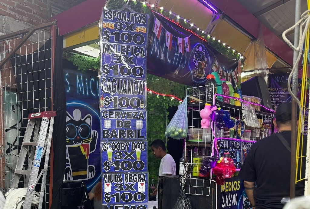 Los locales en Tepito siguen funcionando pese a la entrada en vigor de la reforma a la Ley de Cultura Cívica que impone multas hasta de 3 mil pesos, horas de arresto y trabajo comunitario a quien expenda bebidas alcohólicas en la vía pública. En el recorrido que hizo 'La Jornada' no se observó ningún operativo de vigilancia. Foto Víctor Camacho