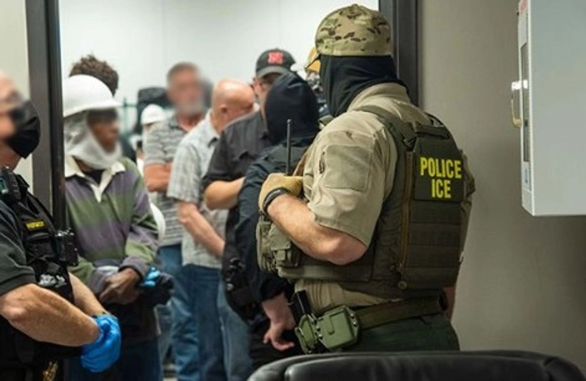 Agentes del Servicio de Inmigración y Control de Aduanas de Estados Unidos (ICE, por sus siglas en inglés) realizan una redada antimigratoria en una empresa en EU.