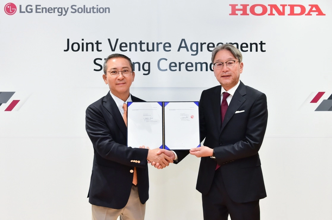 Youngsoo Kwon, CEO of LG Energy Solution, y Toshihiro Mibe, Presidente, CEO y Director Representante de Honda Motor Co. Suscriben el acuerdo para la creación de la planta conjunta de baterías para vehículos eléctricos en Estados Unidos.
Foto. Cortesía  Honda Motor Co.