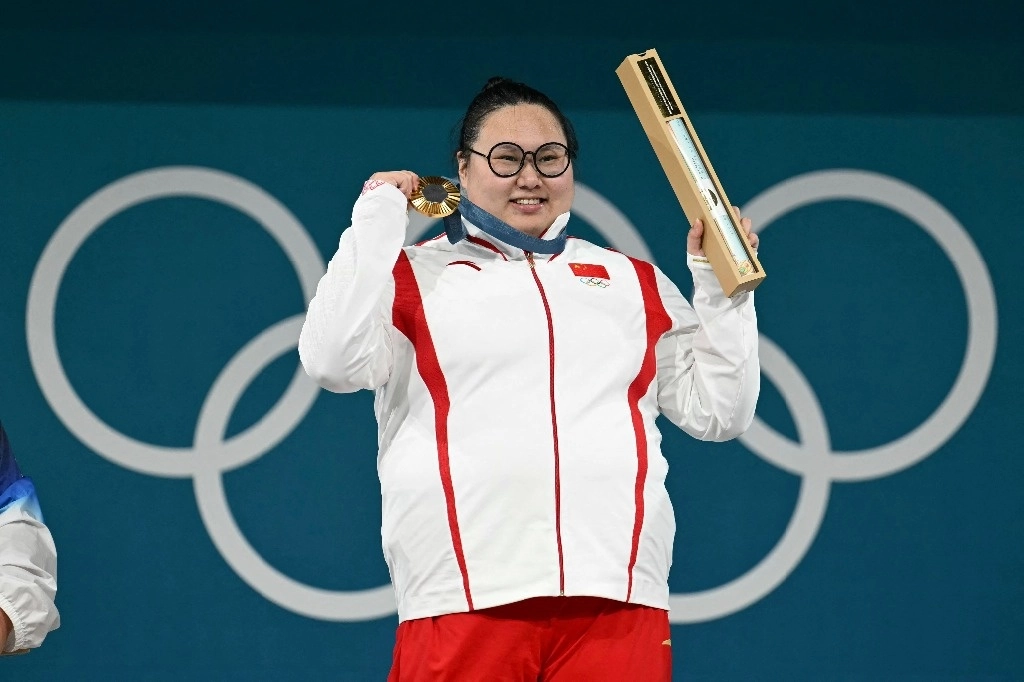 La china Li Wenwen celebra su primer lugar en la categoría de más de 81 kilogramos de halterofilia. Foto Afp