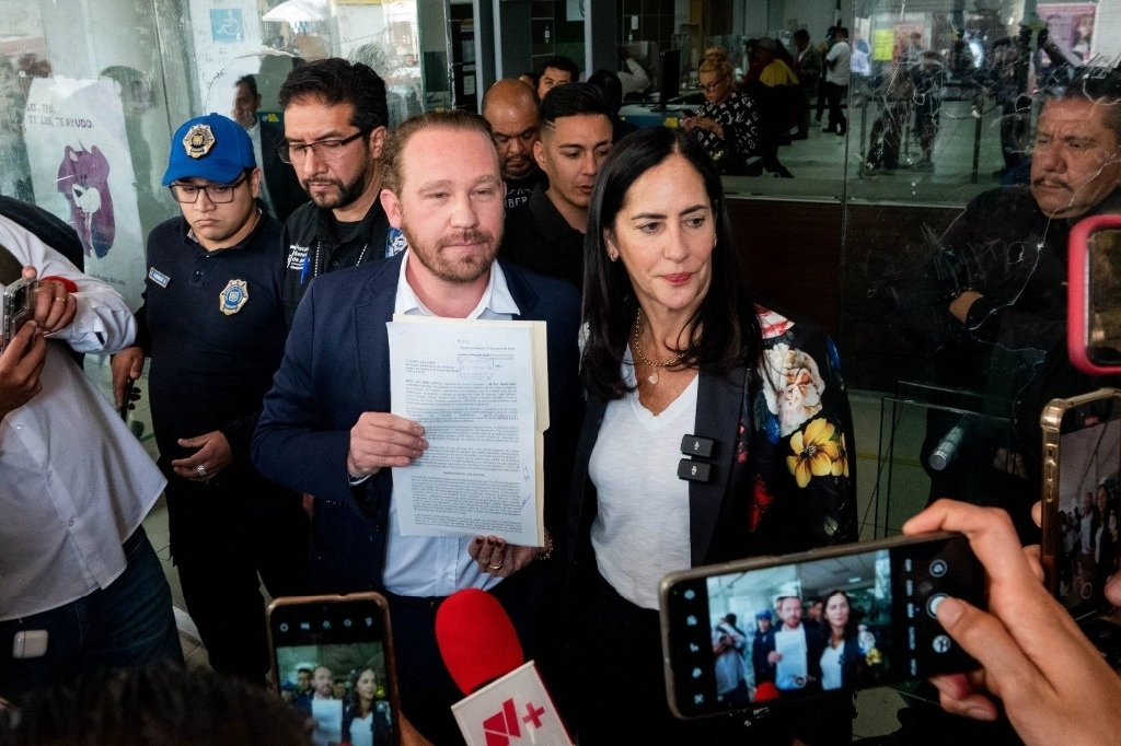 Santiago Taboada y la alcaldesa en Álvaro Obregón, Lía Limón, afuera de la Fiscalía General de Justicia de la CDMX. Foto Cuartoscuro 