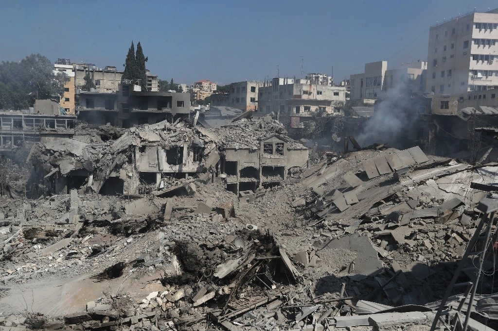 Tiendas y edificios destruidos en una calle comercial que fue atacada el sábado por la noche por la aviación israelí, en la ciudad de Nabatiyeh, en el sur del Líbano, el 13 de octubre de 2024. Foto Ap
