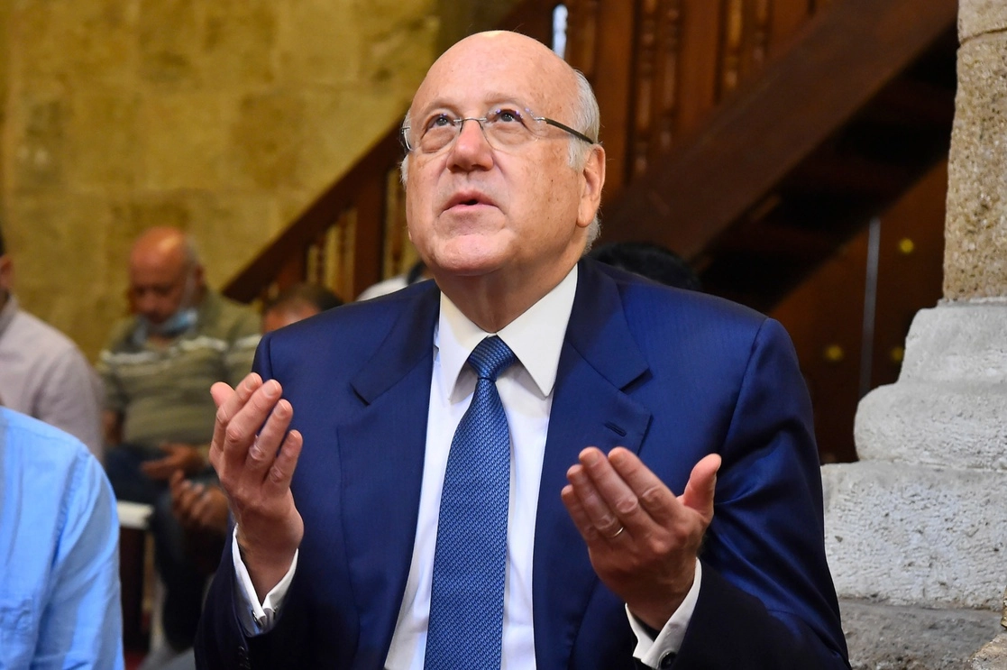 El primer ministro de Líbano, Najib Mikati, es uno de los hombres más ricos de su país; en la imagen reza en una mezquita de Beirut. Foto Ap