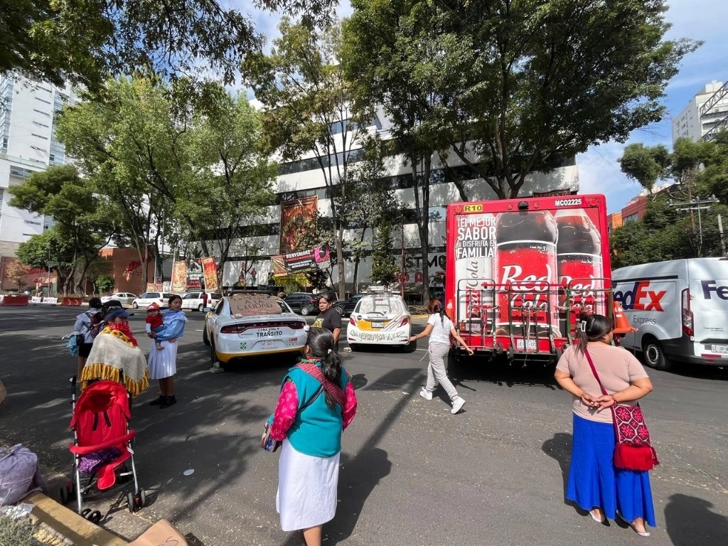 Integrantes de la comunidad otomí durante el bloqueo. Foto Alfredo Domínguez