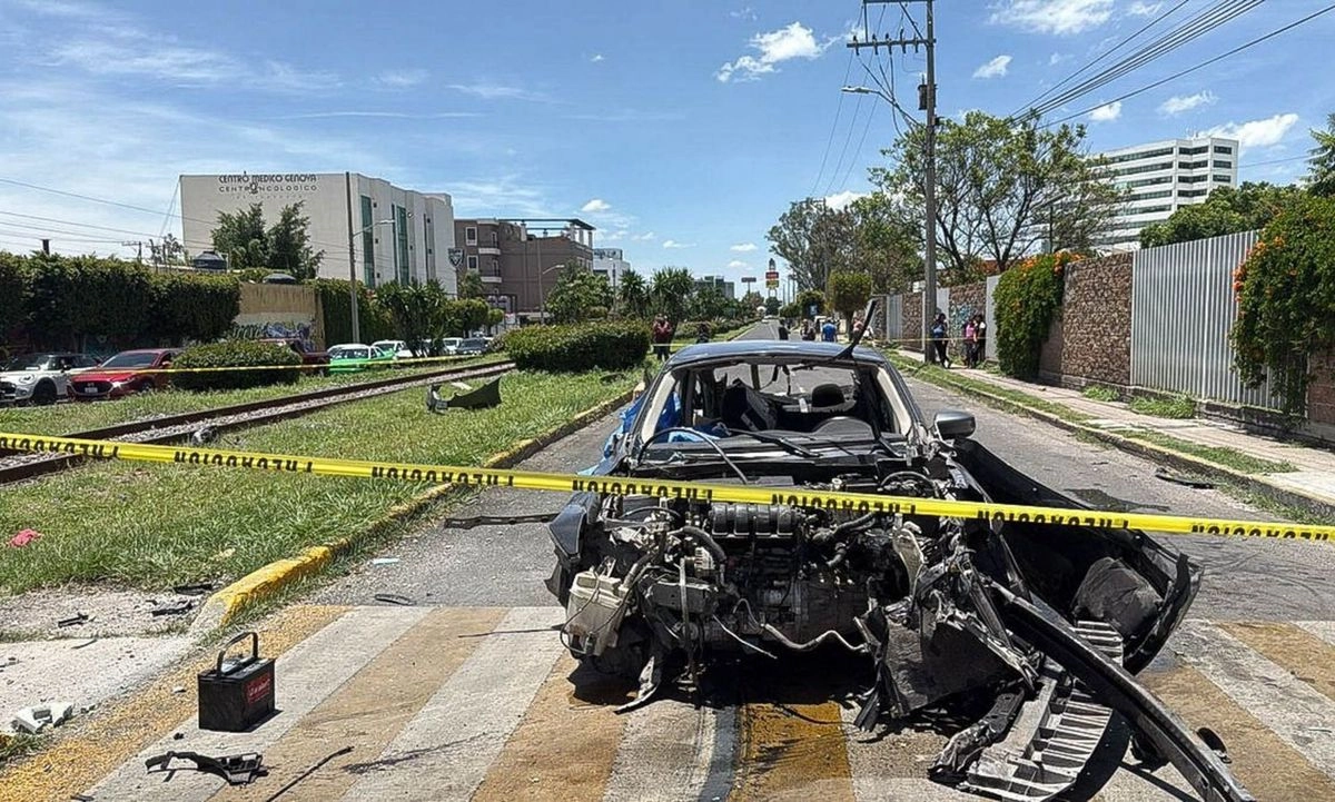 Tres vehículos y una motocicleta fueron impactados por una locomotra que se separó de un convoy, causando la muerte de seis personas y dejando a dos más heridas, en Irapuato, Guanajuato, el 6 de agosto de 2025. Foto  