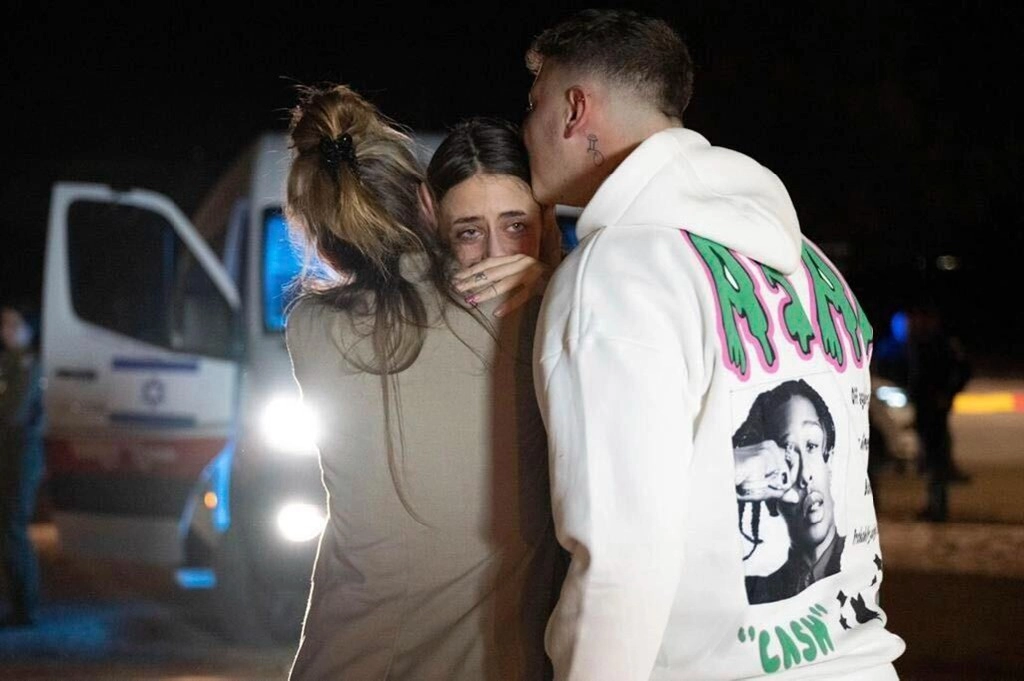 La oficina del primer ministro israelí, Benjamin Netanyahu, identificó a las dos rehenes liberadas como Mia Shem (en la imagen), franco-israelí de 21 años, y Amit Soussana, de 40 años, el 30 de noviembre de 2023. Afp