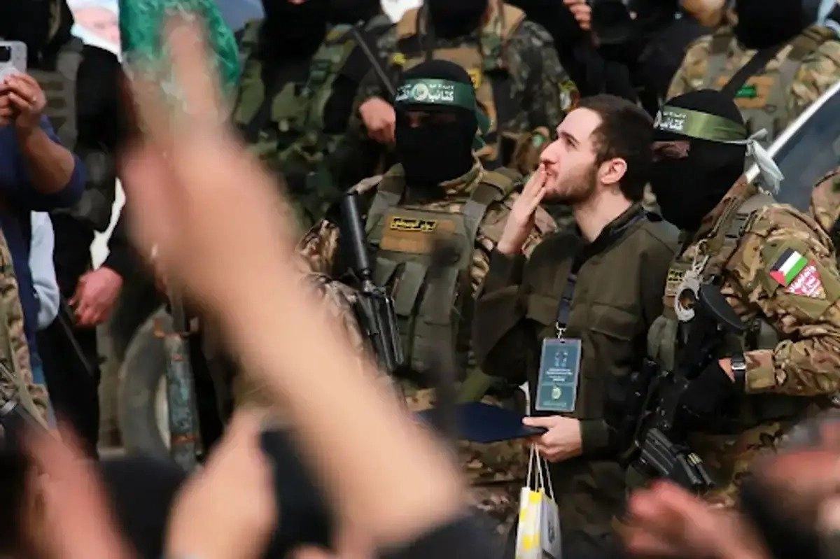 El rehén Omer Sher Tov, rodeado por milicianos de Hamas, antes de ser entregado a Israel el pasado 22 de febrero de 2025. Foto
