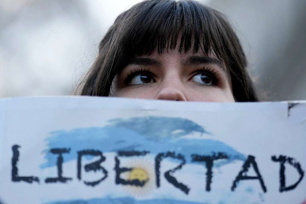 Una mujer sostiene una pancarta que dice "Libertad" durante una manifestación en la Plaza de Mayo para exigir la liberación de los detenidos en protesta frente al Congreso. Foto Ap