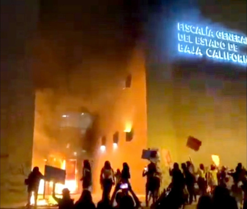 Al concluir la protesta, fue incendiada una parte del inmueble de la Fiscalía General del Estado (FGE). Foto cortesía Lindero Norte