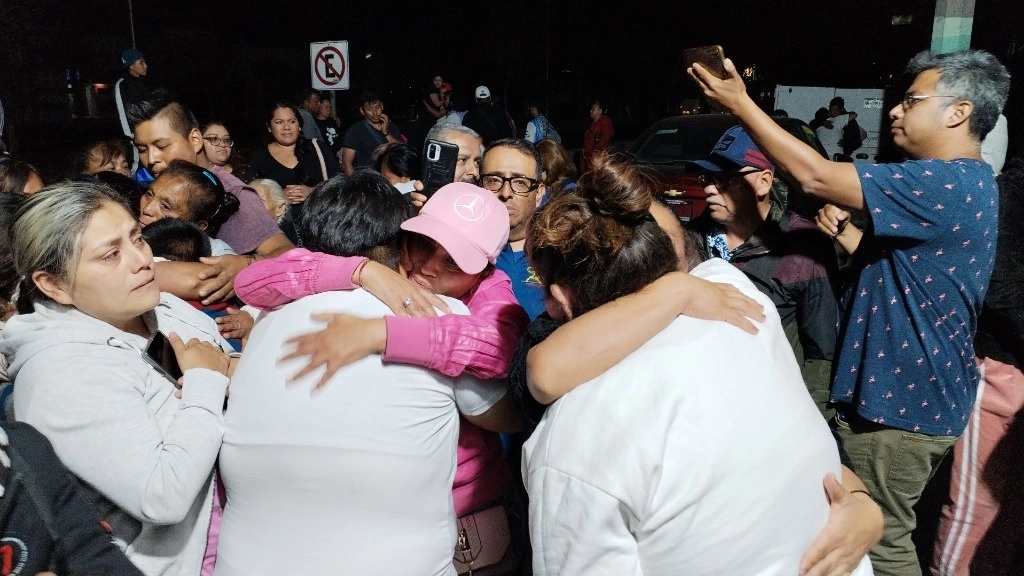 Las personas liberadas fueron recibidas por familiares a las afueras del Cereso de Pachuca. Foto Ricardo Montoya

