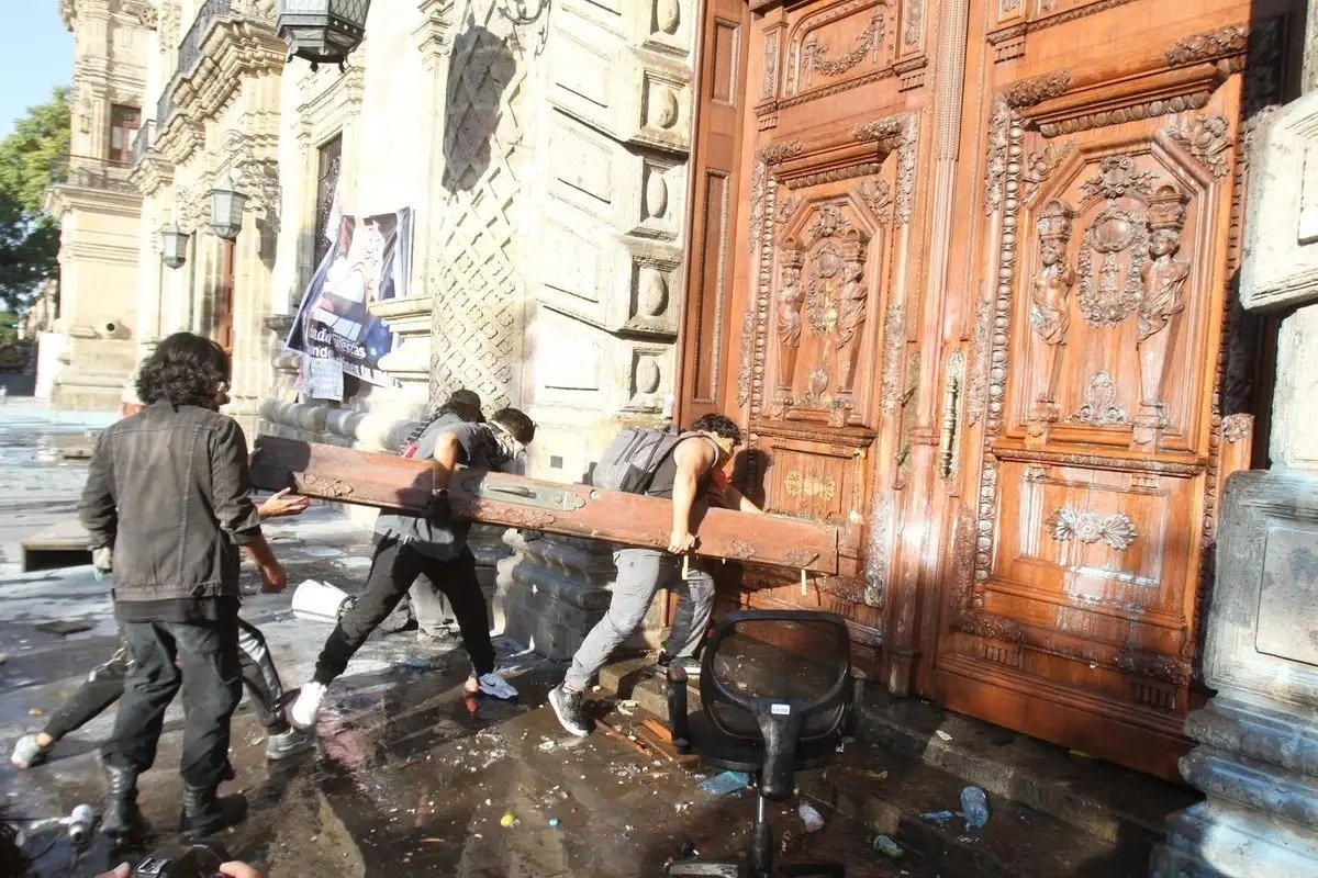 Comisión Estatal de Derechos Humanos anunció este jueves que abrió una carpeta de investigación, aunque horas después de su comunicado salieron de prisión 32 de los 40 detenidos. Foto