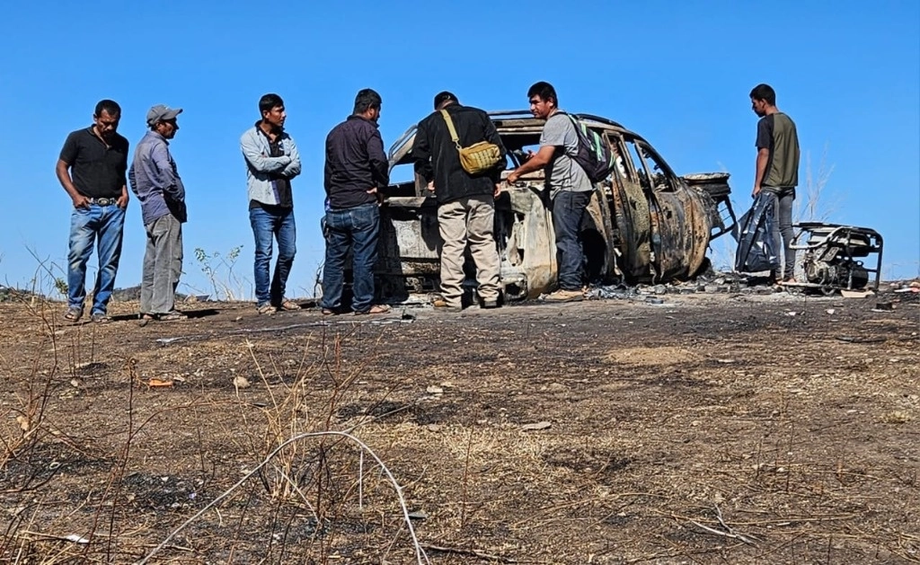 Vehículo quemado en el municipio de Heliodoro Castillo en Guerrero, el pasado 6 de enero. Foto La Jornada