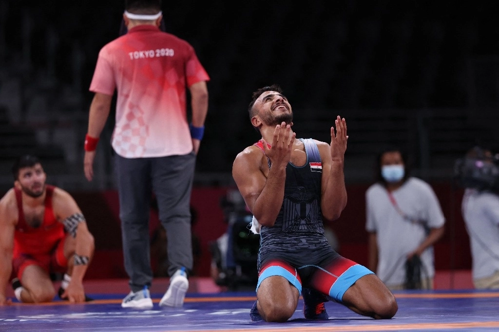 El egipcio Mohamed Ibrahim Elsayed reacciona después de ganar contra Karen Aslanyan de Armenia en su partido de cuartos de final de lucha grecorromana de 67 kg durante los Juegos Olímpicos de Tokio 2020 en el Makuhari Messe en Tokio el 3 de agosto de 2021. Foto Afp