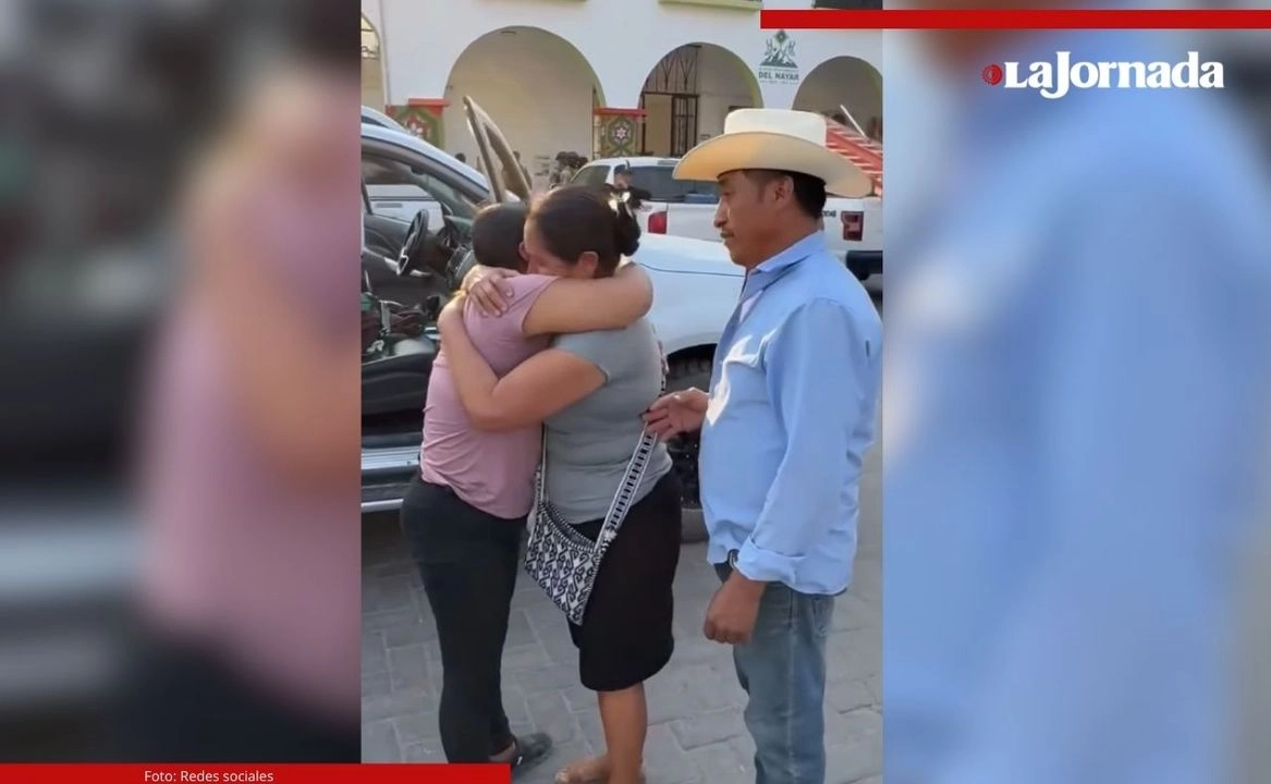 La alcaldesa de Del Nayar, Nayarit, Imelda Escobedo fue recibida con abrazos luego de permanecer retenida por comuneros de Jalisco. Foto 