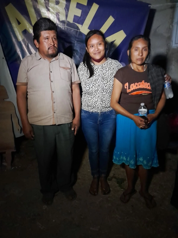 Aurelia García (centro), tras su liberación del Cereso de Tuxpan, en las inmediaciones de Iguala. Foto La Jornada.