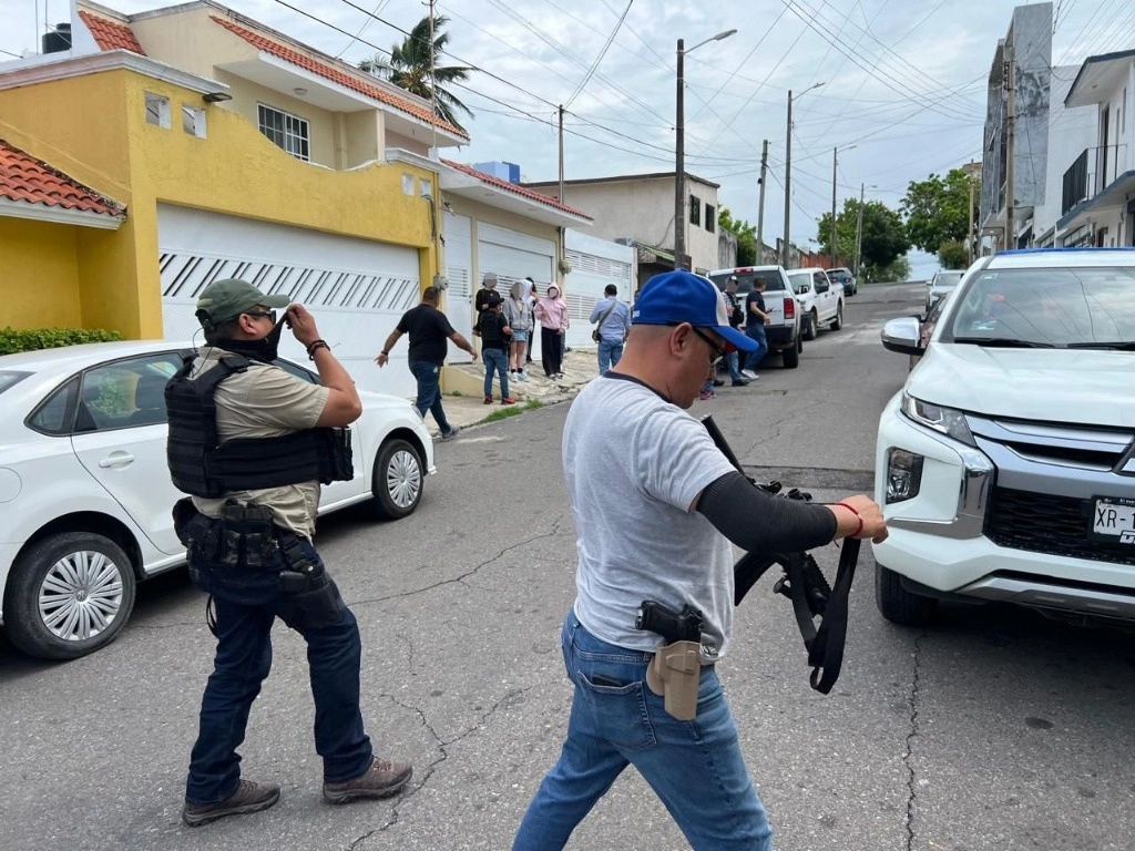 Las mujeres fueron dejadas en libertad por un grupo de personas armadas en la colonia Las Vegas de Boca del Río, las cuales presentaban golpes y se encontraban llorando. Foto Iván Sanchéz
