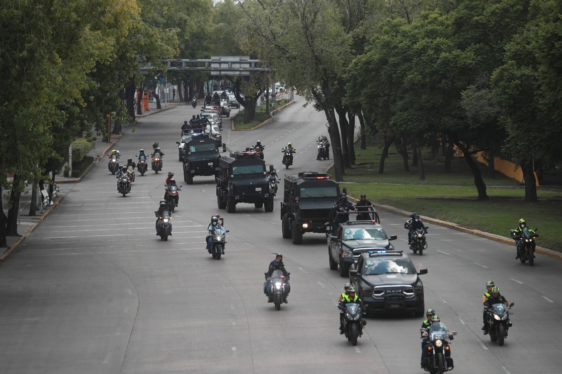 Policías de la SSC y de la FGJ capitalinas trasladaron ayer al penal de Santa Martha Acatitla a 10 de 14 detenidos tras el enfrentamiento armado en Topilejo. Foto Alfredo Domínguez