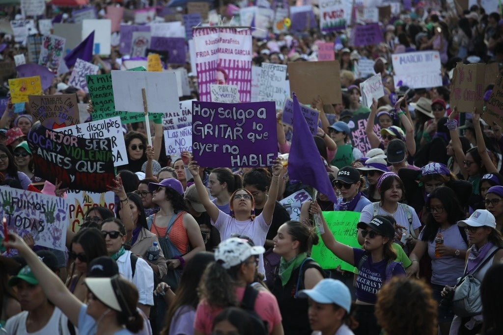 En Chihuahua fueron detenidos cuatro hombres que participaron en la marcha del 8M y causaron destrozos a su paso. Foto Roberto García/Archivo