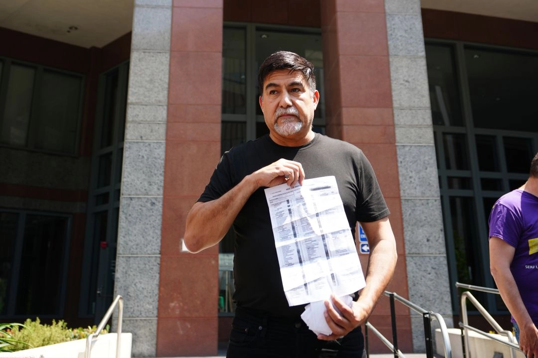 David Huerta tras ser liberado bajo fianza en el centro de los Ángeles.