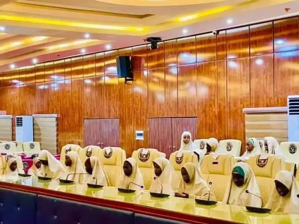 La liberación de los estudiantes de la escuela Kaya tuvo lugar luego de que el ejército lanzase una operación contra las bandas armadas en el estado y las autoridades locales bloqueasen las telecomunicaciones en Zamfara para obstaculizar sus comunicaciones. Foto tomada del Twitter de @abdul_donjay


