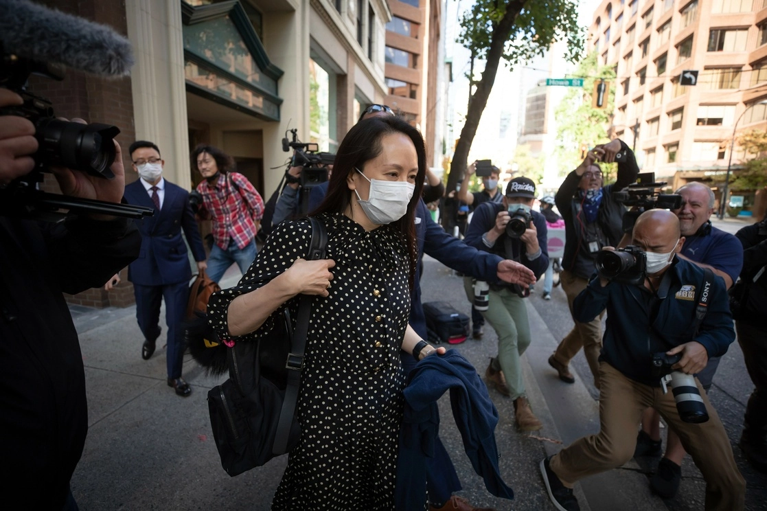 Luego de su liberación, Meng Wanzhou, directora financiera de Huawei, abordó un vuelo a la ciudad de Shenzhen, China. Foto Ap 