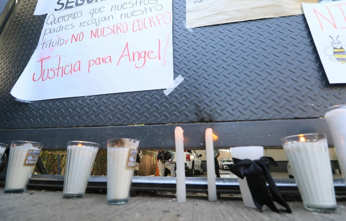 Estudiantes de la Universidad de Guanajuato se manifiestaron para exigir justicia por la muerte de su compañero Ángel Yael Ignacio Rangel, de 19 años, quien murió por disparos de un elemento de la Guardia Nacional