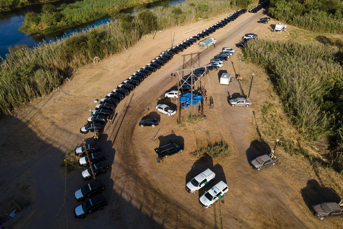 Por el conflicto, la policía texana colocó una gran hilera de patrullas en las márgenes del río Bravo, cerca del campamento de haitianos, el 22 de septiembre de 2021. Foto Ap