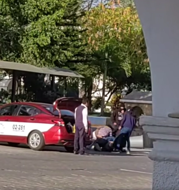 Un hombre que presuntamente había robado una motocicleta fue secuestrado y golpeado por encapuchados en Ocotlán, Oaxaca. Foto 