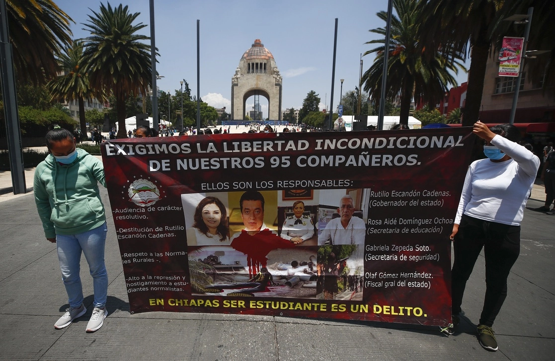 En diversas ocasiones, estudiantes de Chiapas realizaron protestas para pedir la libertad de los normalistas detenidos. Foto Víctor Camacho /Archivo
