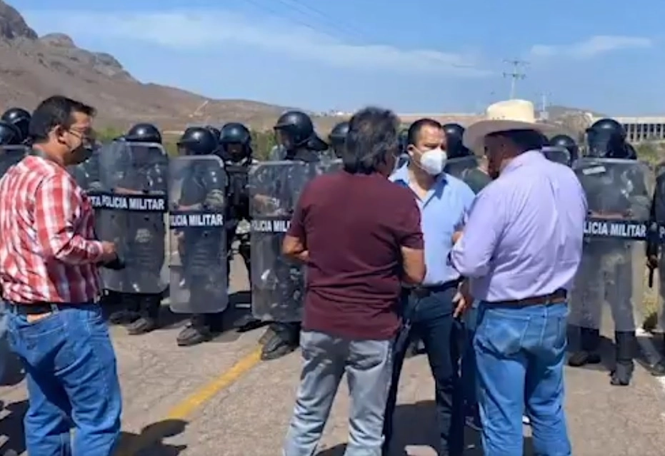 Vecinos y guardias de seguridad solicitaron que los manifestantes fueran detenidos, al negarse a salir de la zona habitacional. Foto La Jornada / archivo