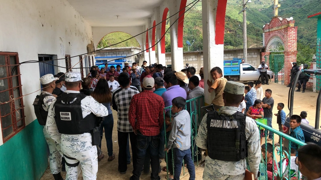Elementos de la Guardia Nacional acudieron a la comunidad de Joya Real, en auxilio de una adolescente de 14 años que fue encarcelada, junto con tres personas más, el lunes pasado, por no aceptar casarse. Foto 'La Jornada'