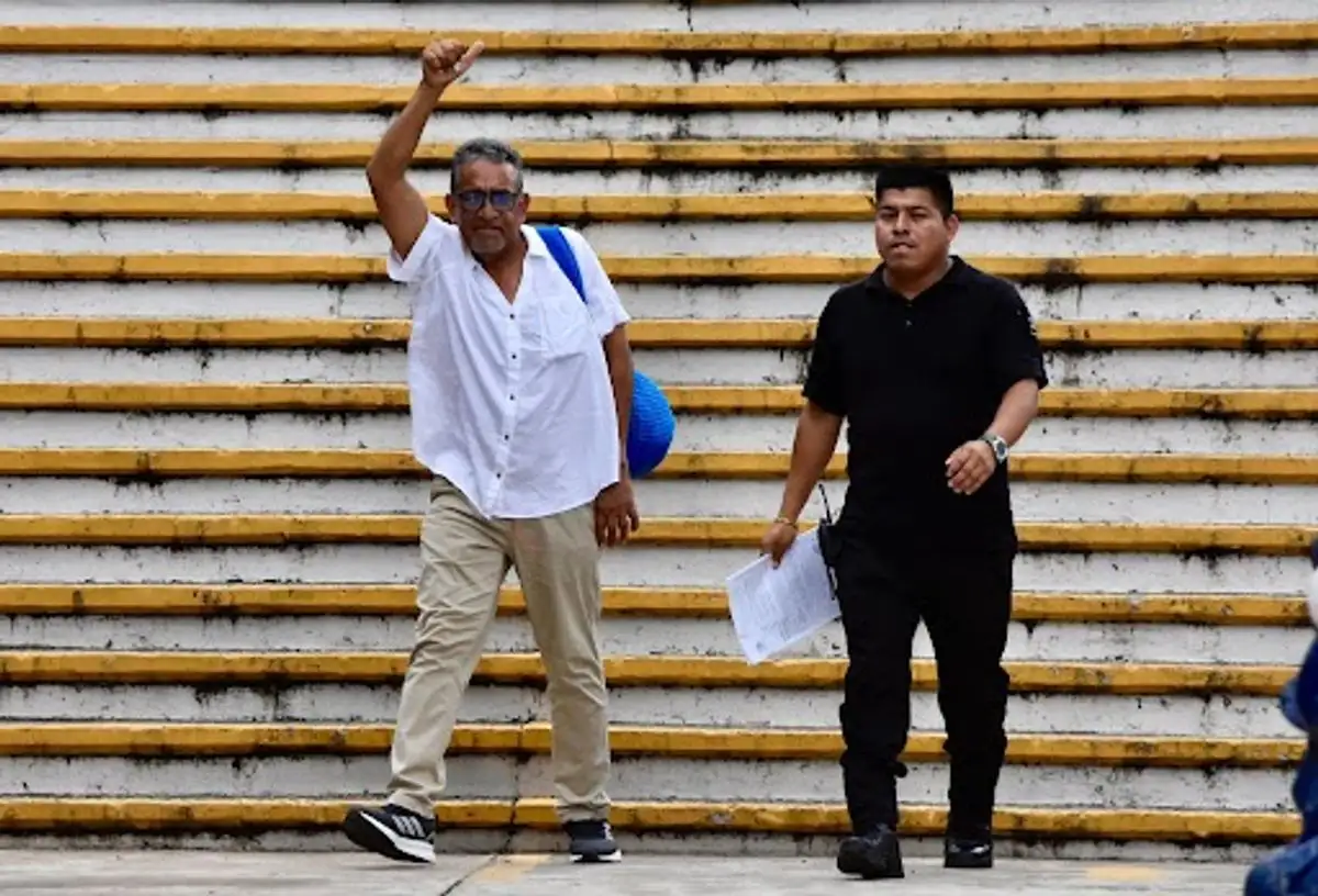 Luis García Villagrán (izquierda), coordinador de una ONG de apoyo a migrantes y beneficiario del mecanismo de protección de Gobernación