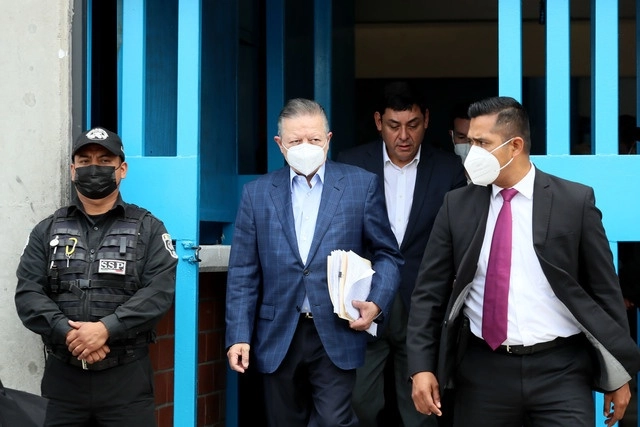 El ministro presidente de la SCJN, Arturo Zaldívar (c) tras su visita al penal femenil de Santa Martha Acatitla el pasado 11 de mayo de 2022. Foto Roberto García