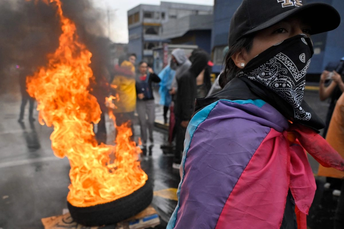 Pueblos originarios de Ecuador mantienen protetas a nivel nacional ante el aumento del precio de la gasolina. Foto 