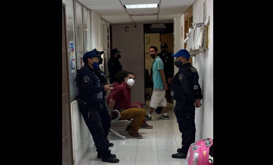 Álvaro Antonio Rosales Gaddar fue trasladado al MP de la FGJ CDMX en Benito Juárez. Foto Cortesía vecinos de Xoco