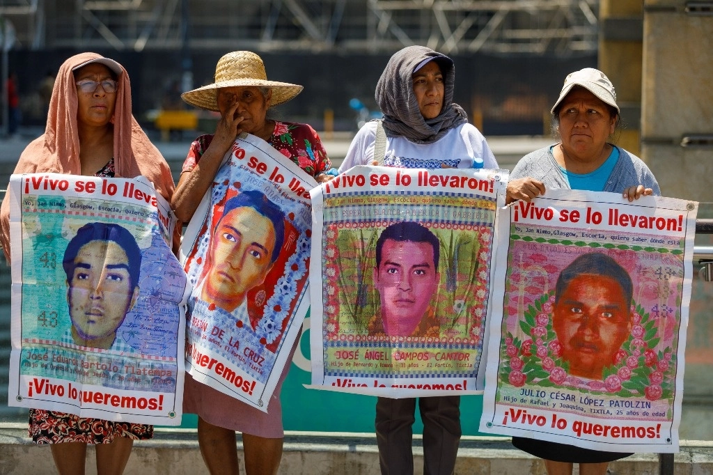 Madres de normalistas de Ayotzinapa durante una protesta en imagen de archivo. Foto Pablo Ramos