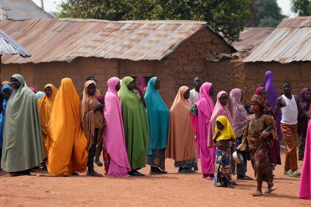 Familiares de los alumnos secuestrados en la escuela del estado nigeriano de Kaduna. Foto Ap 
