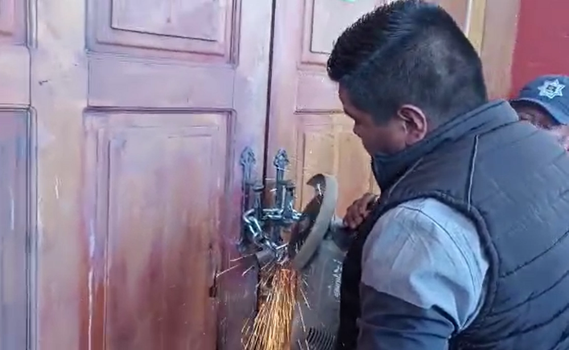 Captura de pantalla del momento en el que loshabitantes liberarron la sede municipal de Teopisca, Chiapas. 