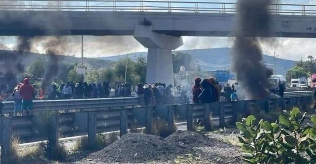 Los pobladores se apostaron sobre los dos sentidos de la circulación de la vialidad durante seis horas. Foto 'La Jornada de Oriente'