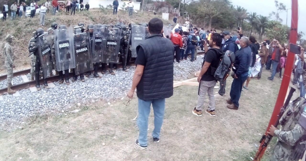 Elementos de la Marina tras liberar el paso de las vías del ferrocarril. Foto Semar 